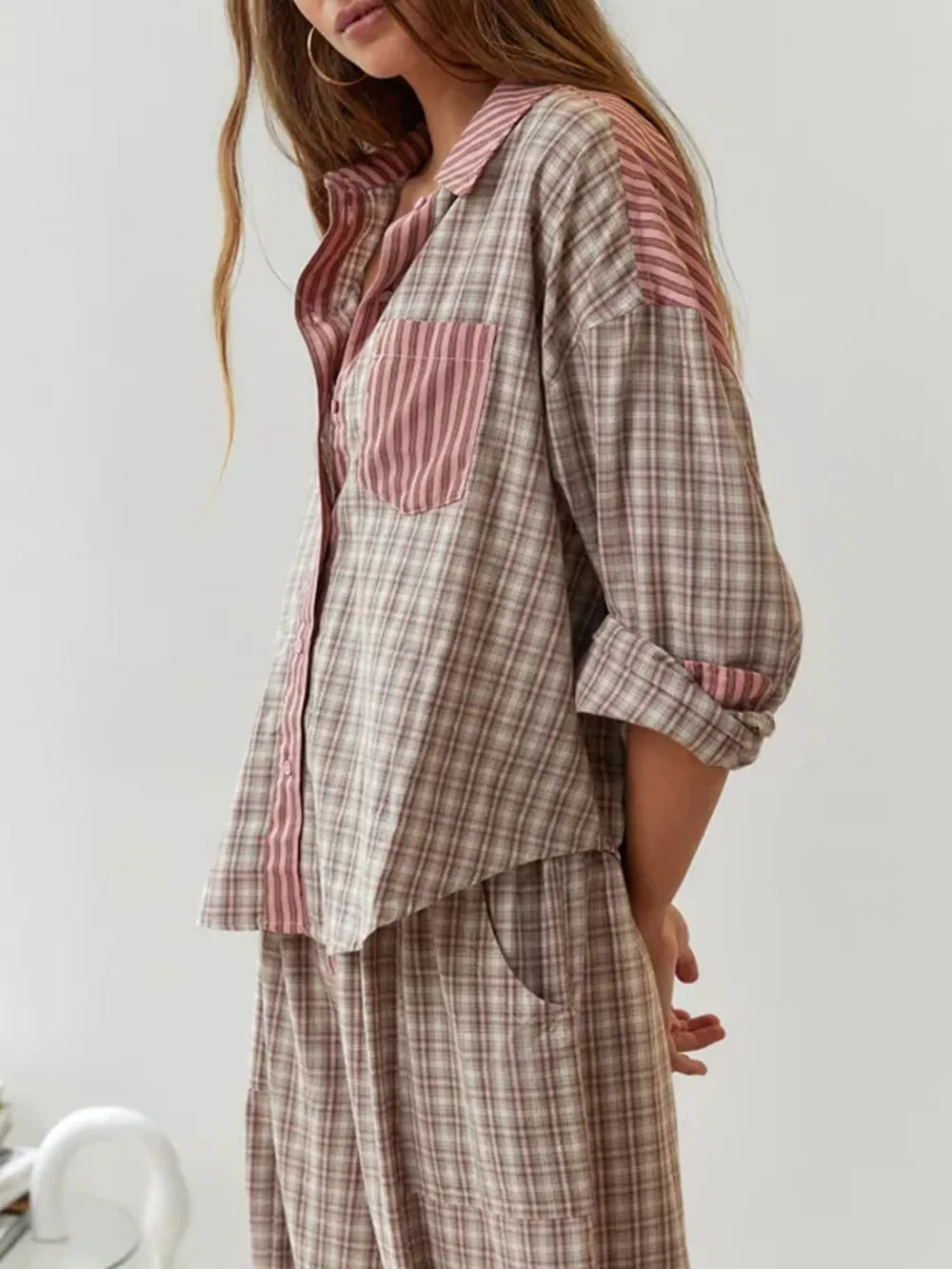 Claudia – Conjunto Casual de Camisa y Pantalón de Cuadros para Mujer