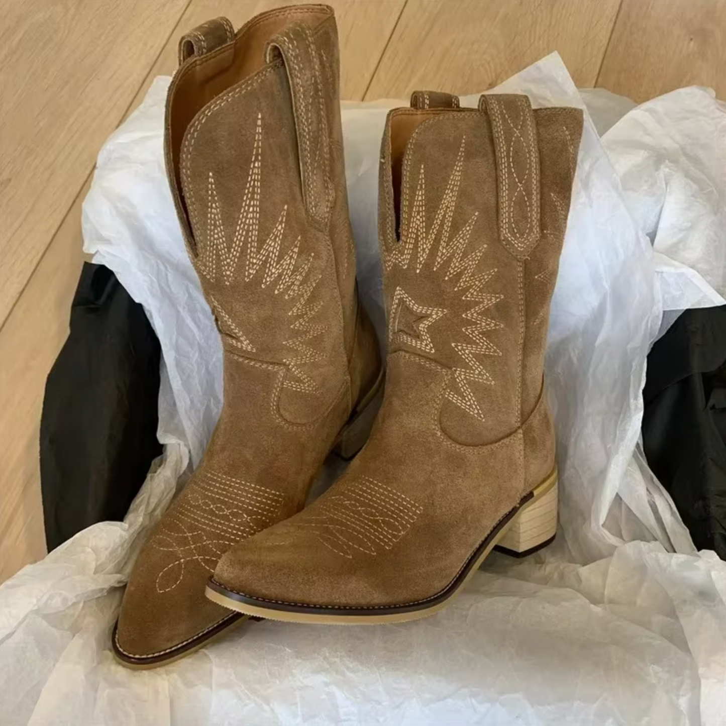 Savannah – Botas cowboy de ante con bordado estelar