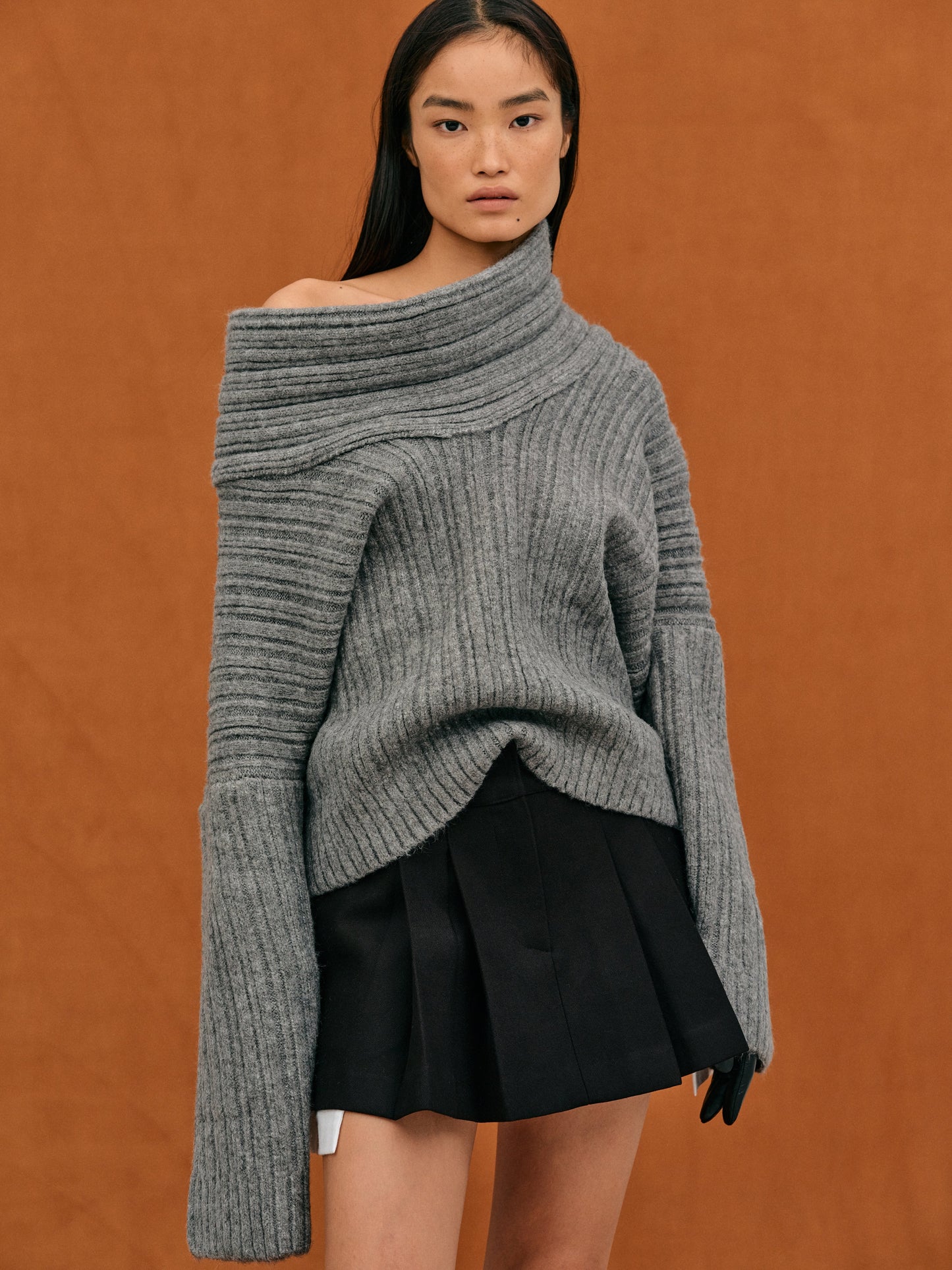 Claudia - Suéter gris de punto con hombro descubierto mujer