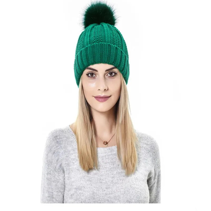Chloe – Gorro de punto suave con pompón para mujer