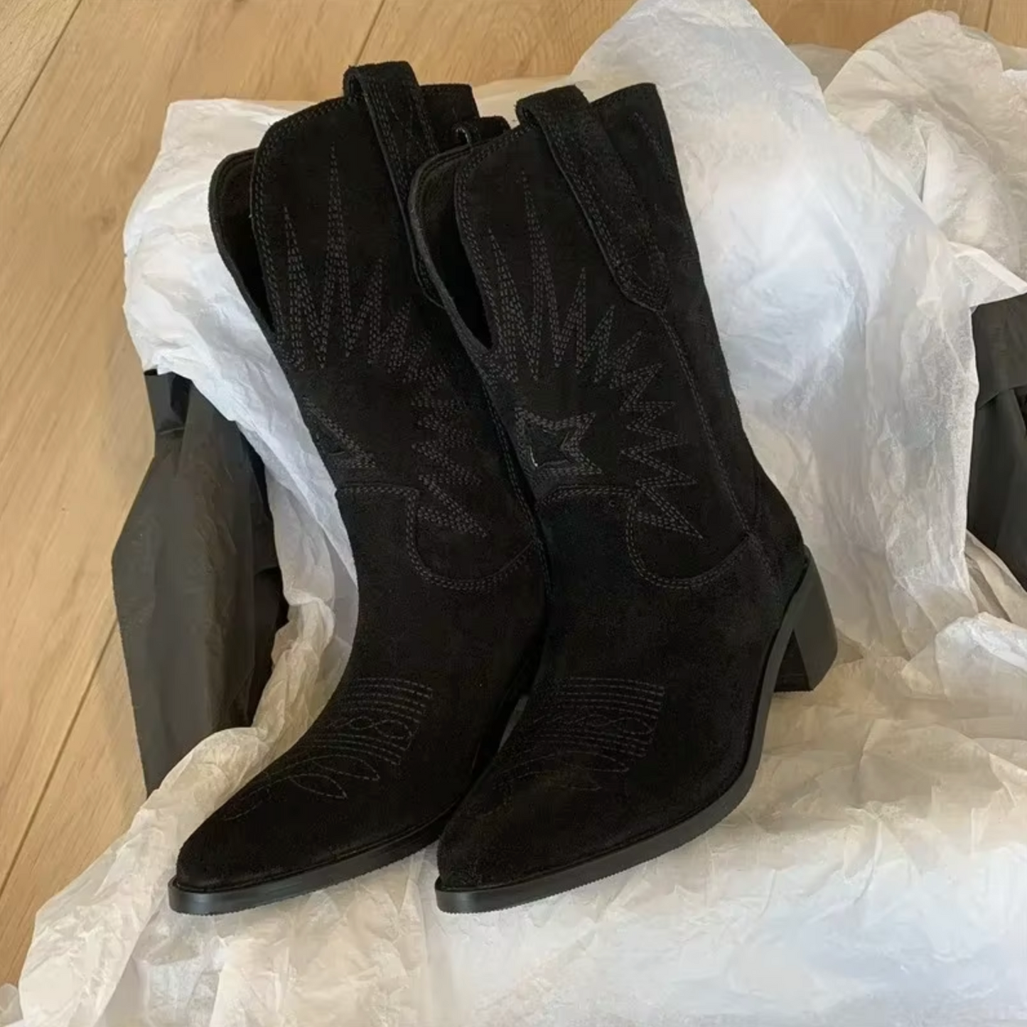 Savannah – Botas cowboy de ante con bordado estelar
