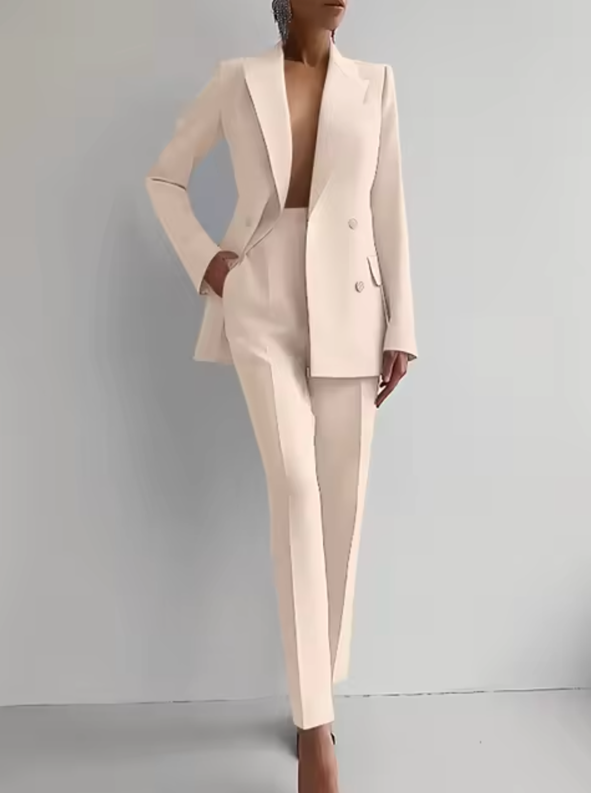Clara – Traje Sastre Femenino de Corte Contemporáneo