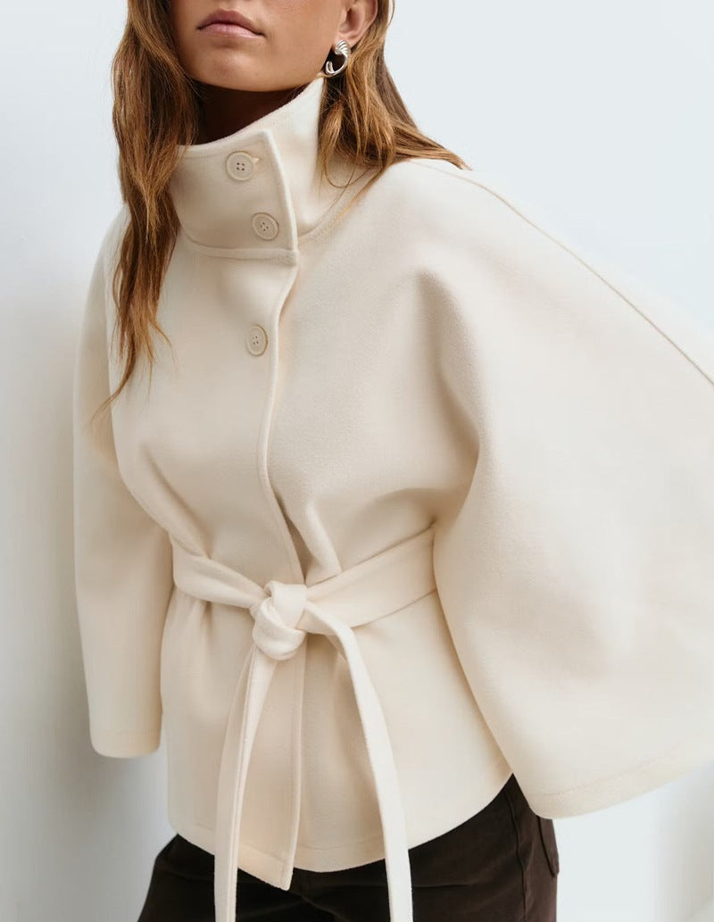 Adriana - Capa corta de mujer con cinturón y cuello alto