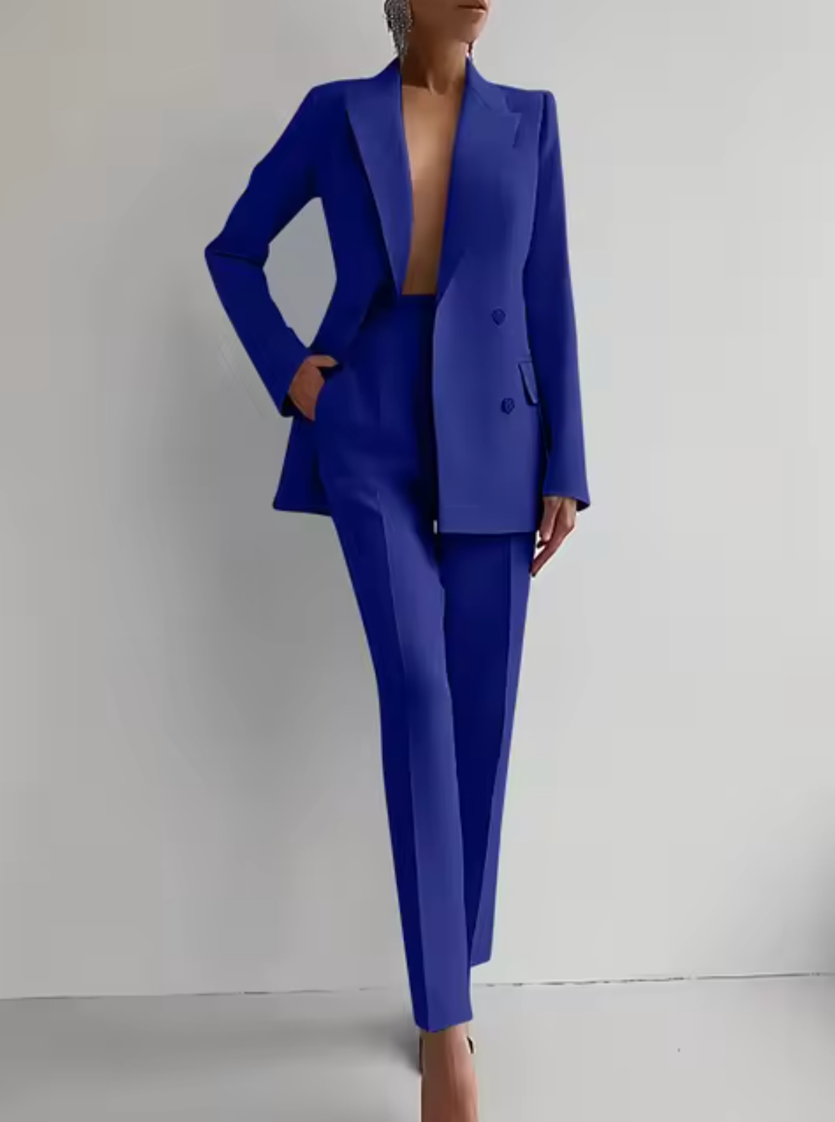 Clara – Traje Sastre Femenino de Corte Contemporáneo