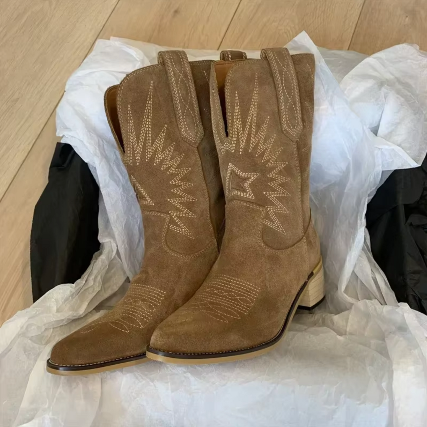 Savannah – Botas cowboy de ante con bordado estelar