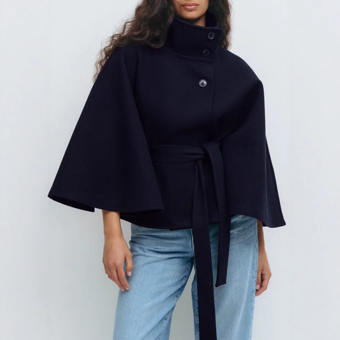 Adriana - Capa corta de mujer con cinturón y cuello alto