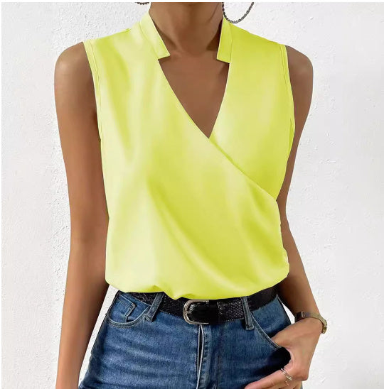 Clara – Blusa sin mangas con escote cruzado y cuello decorativo