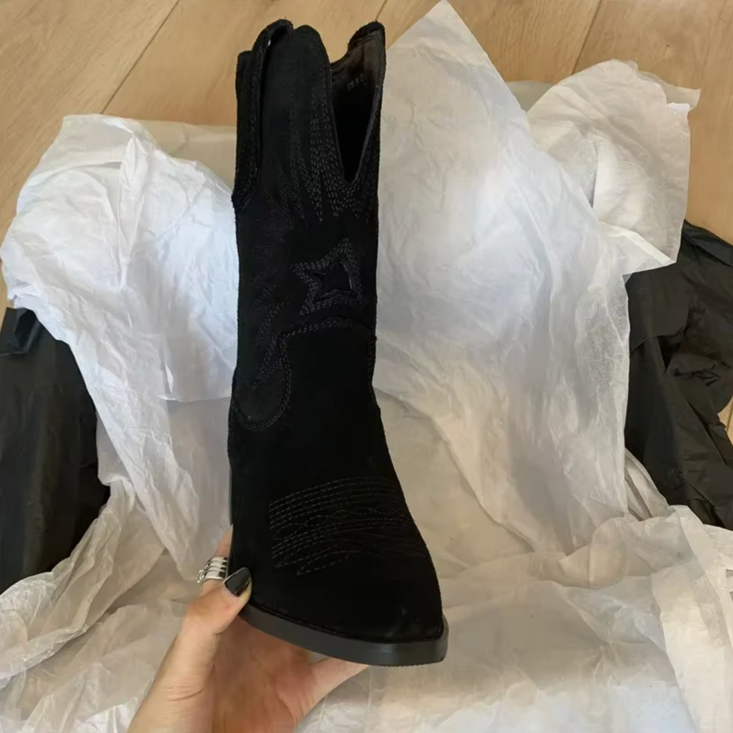 Savannah – Botas cowboy de ante con bordado estelar