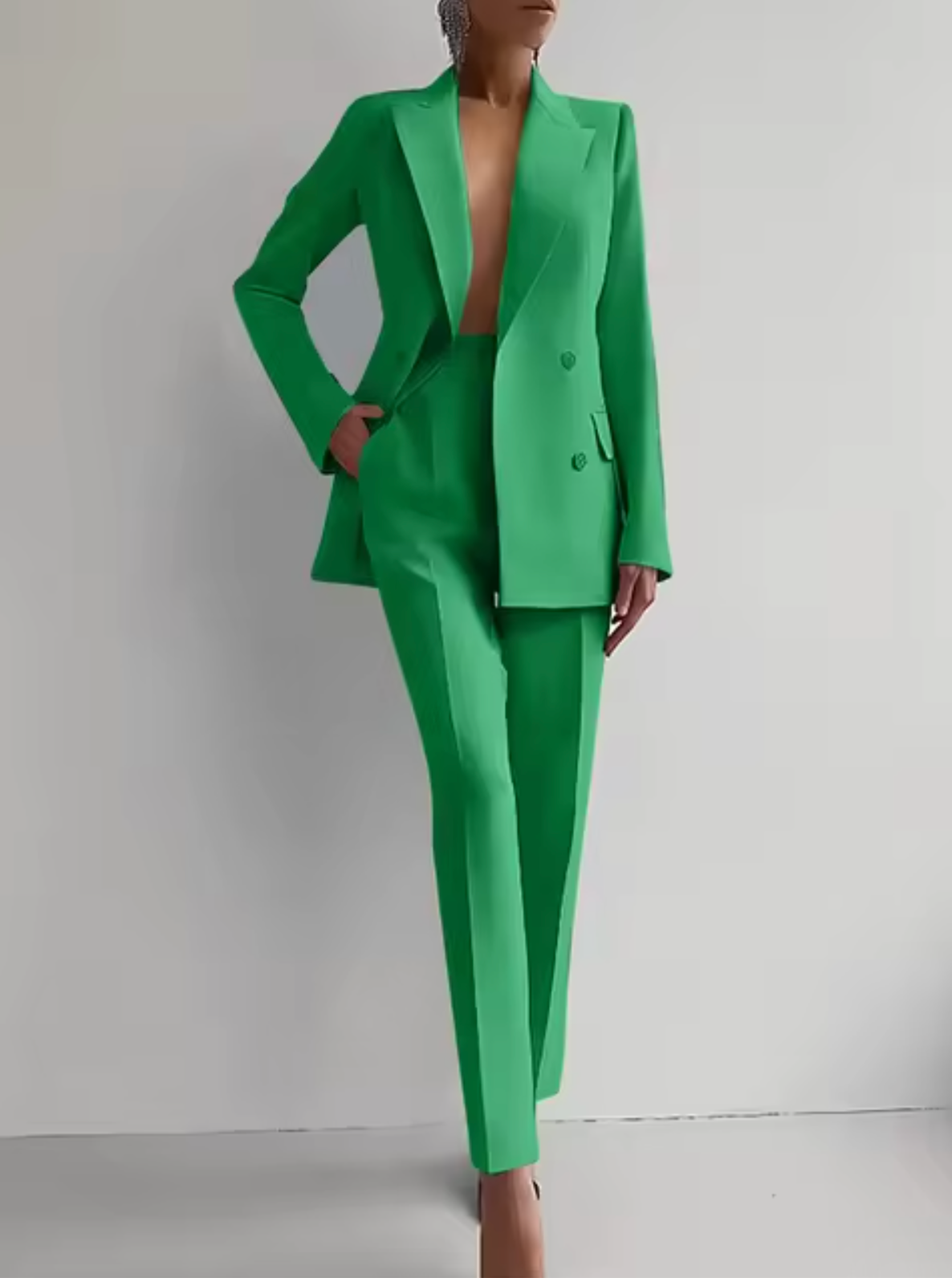 Clara – Traje Sastre Femenino de Corte Contemporáneo