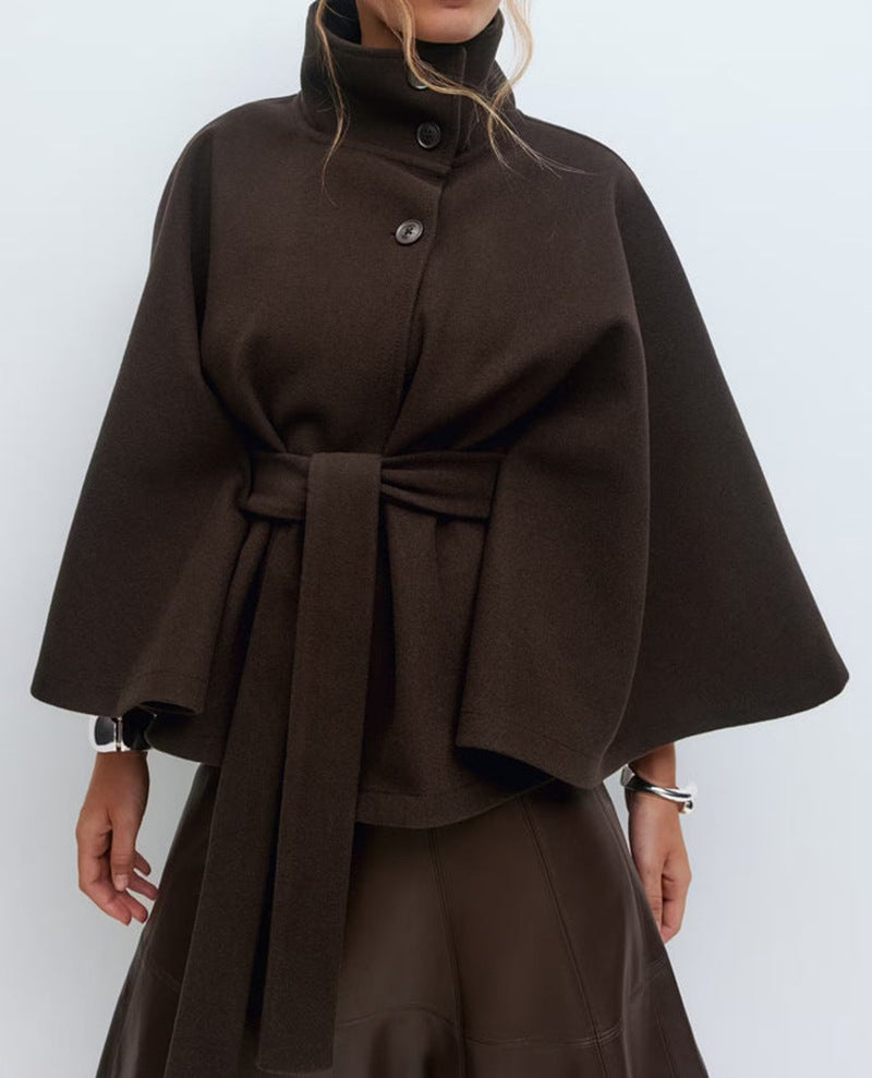 Adriana - Capa corta de mujer con cinturón y cuello alto