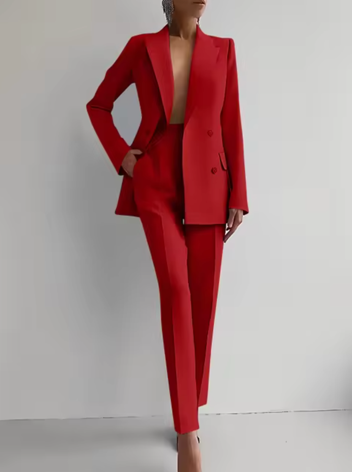 Clara – Traje Sastre Femenino de Corte Contemporáneo