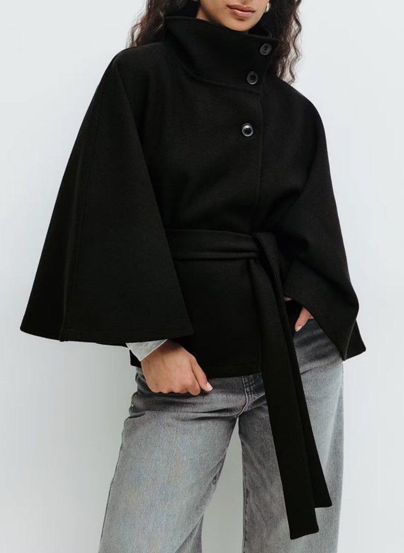 Adriana - Capa corta de mujer con cinturón y cuello alto