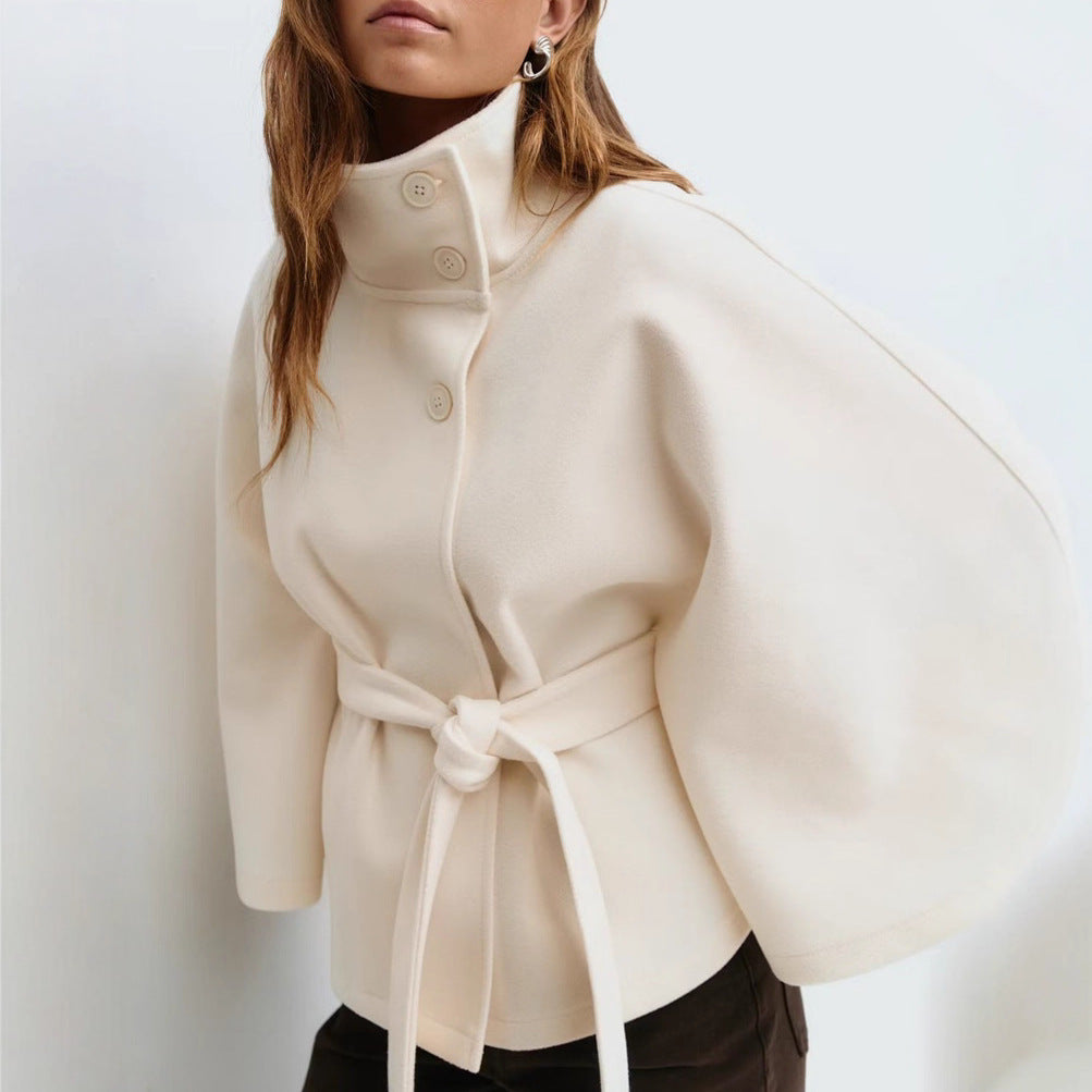 Adriana - Capa corta de mujer con cinturón y cuello alto
