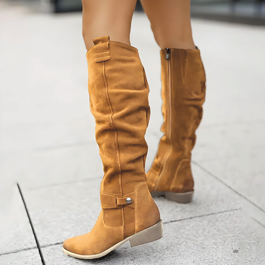 Camila – Botas Altas de Ante con Tacón Plano para Mujer
