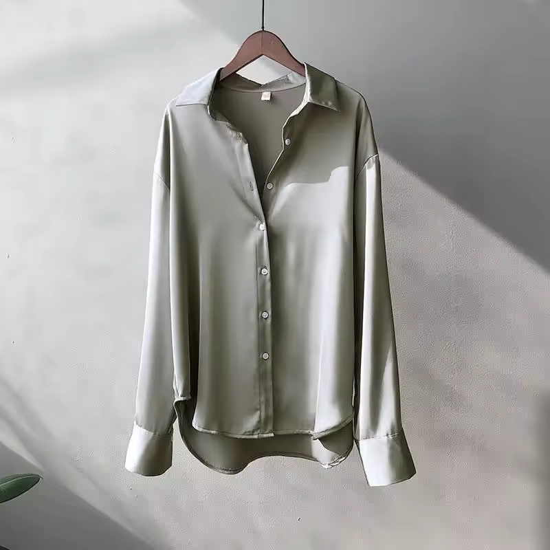 Amelia - Blusa satinada de mujer con botones y cuello