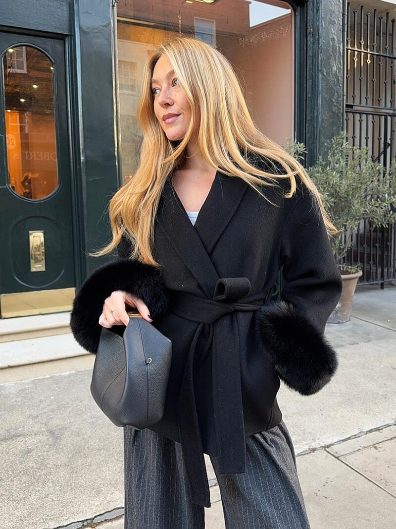 Siena – Abrigo envolvente con cinturón y puños de pelo sintético para mujer