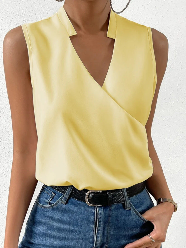 Clara – Blusa sin mangas con escote cruzado y cuello decorativo