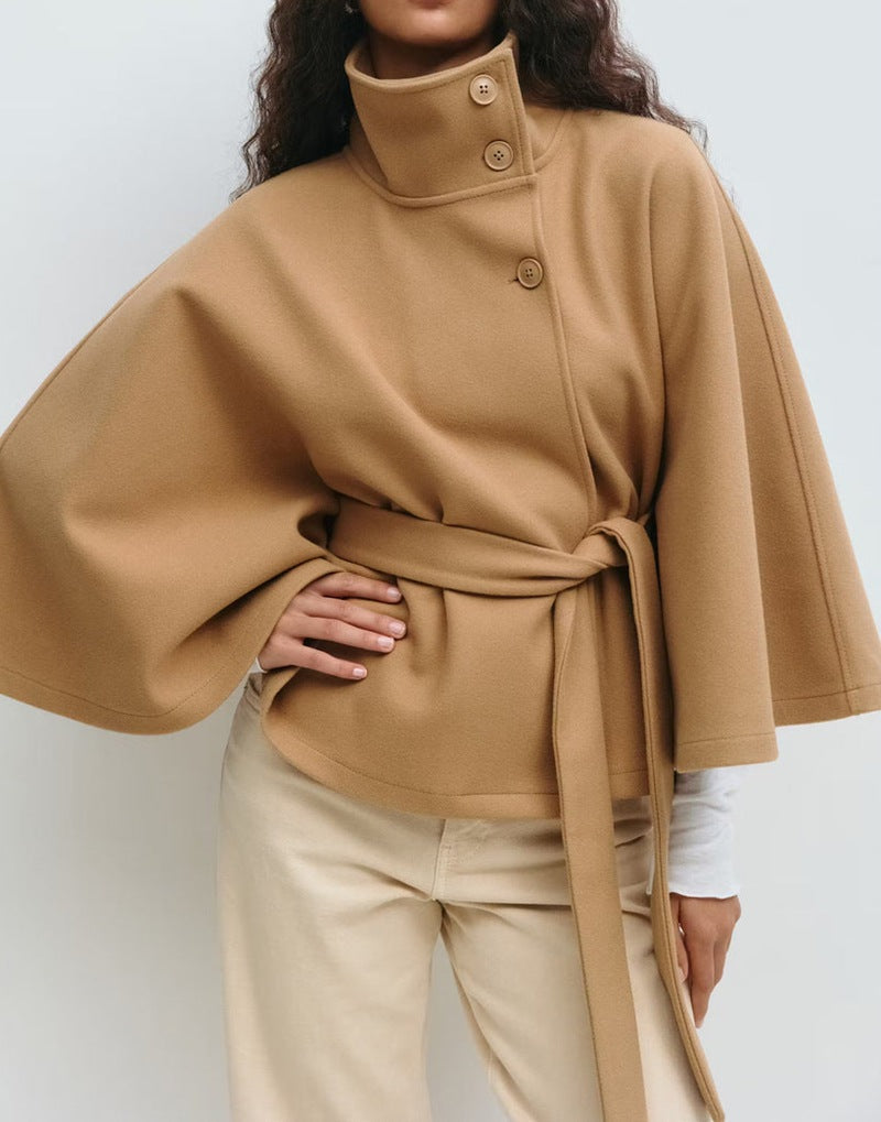 Adriana - Capa corta de mujer con cinturón y cuello alto