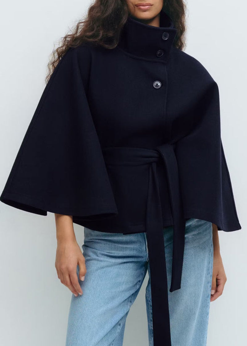 Adriana - Capa corta de mujer con cinturón y cuello alto