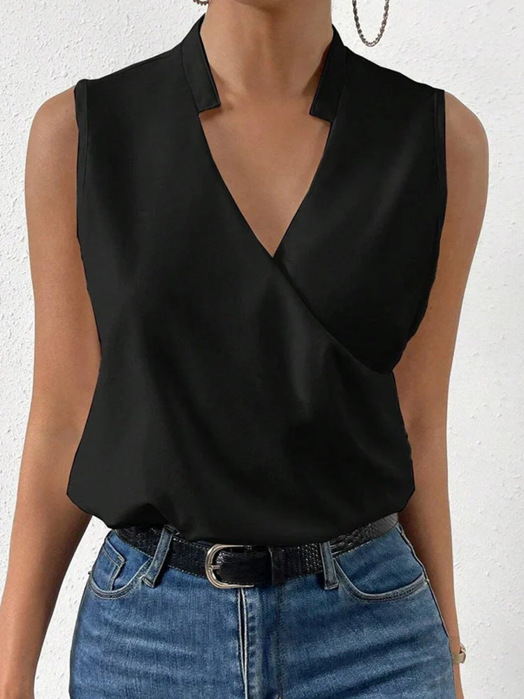 Clara – Blusa sin mangas con escote cruzado y cuello decorativo