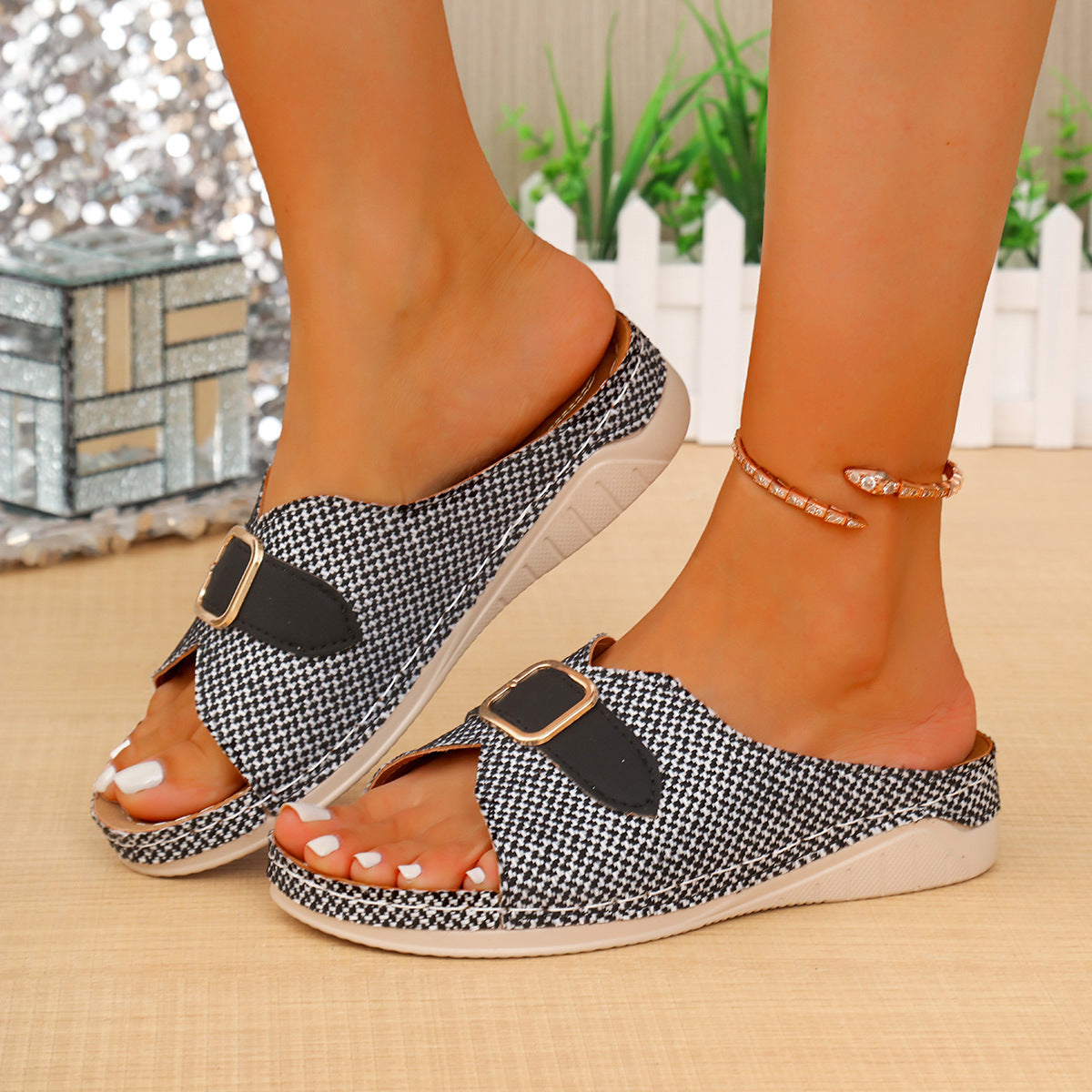 Lina – Sandalias planas tipo mule con hebilla decorativa y diseño entrelazado