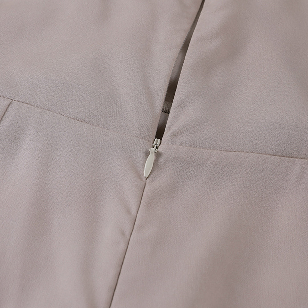 Daniela – Vestido satinado con abertura lateral y escote drapeado para mujer