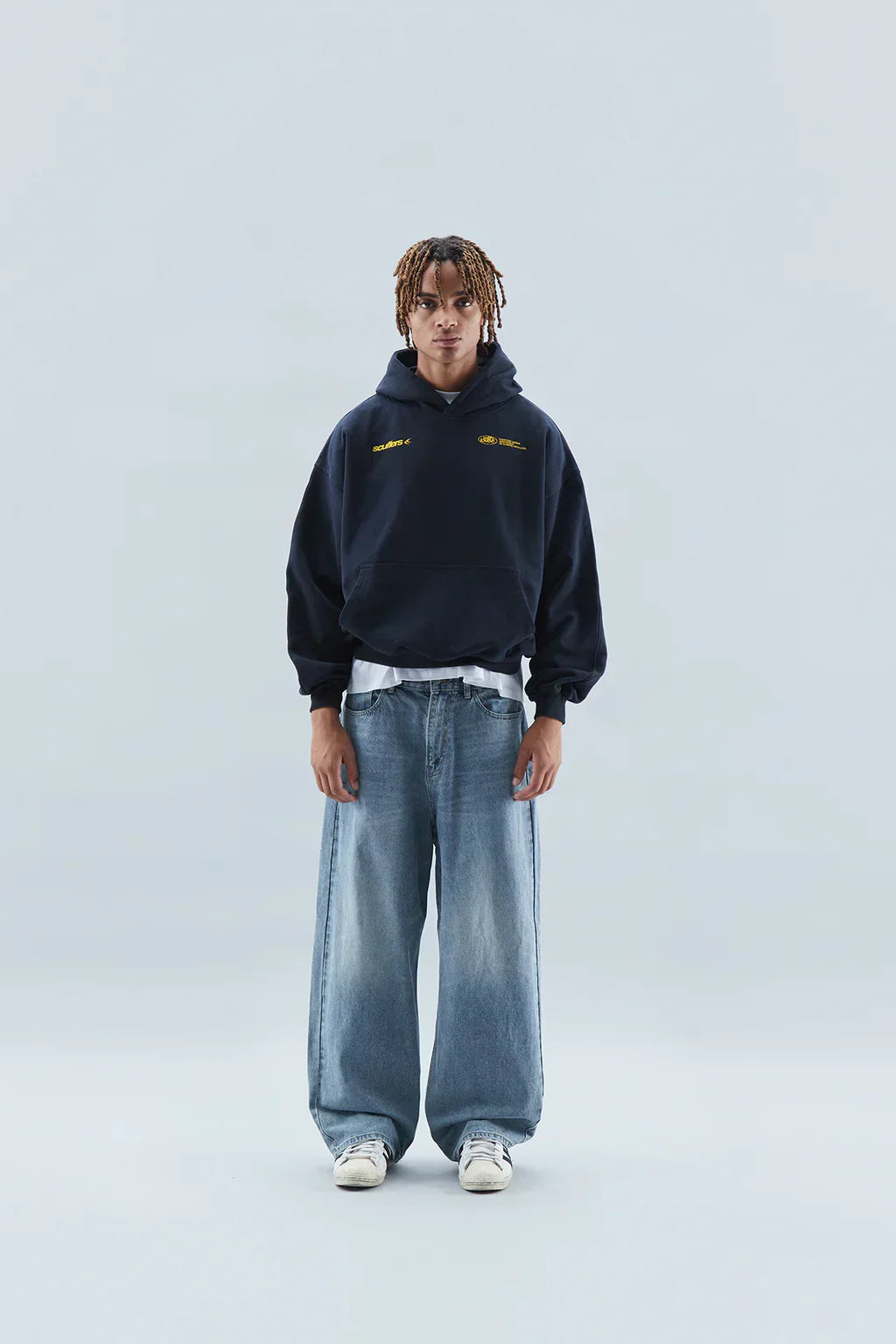 Sky - Sudadera cropped azul marino con pantalón vaquero ancho mujer