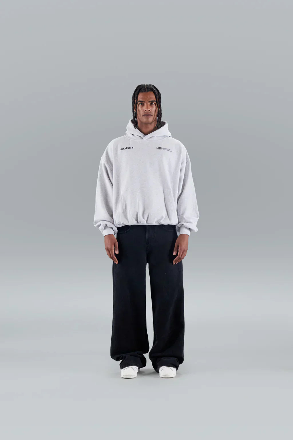 Sky - Sudadera cropped azul marino con pantalón vaquero ancho mujer