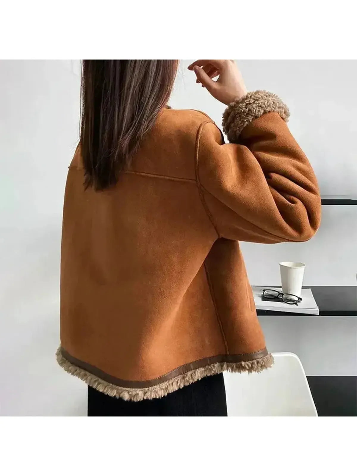 Daniela – Chaqueta Femenina de Borreguito y Estilo Retro