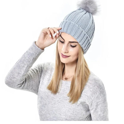 Chloe – Gorro de punto suave con pompón para mujer