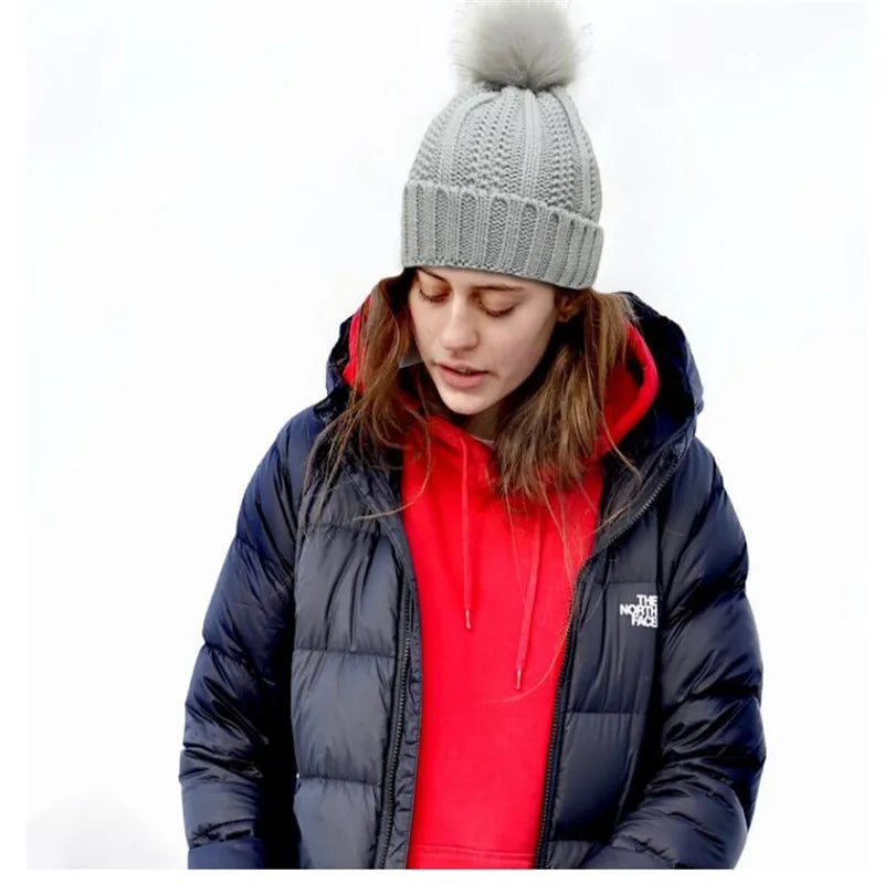 Chloe – Gorro de punto suave con pompón para mujer