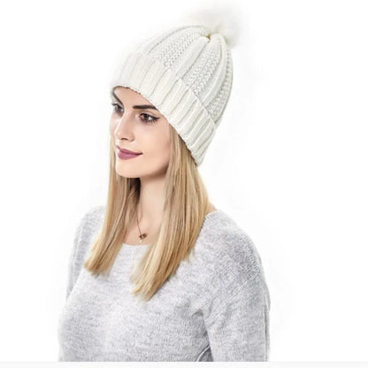 Chloe – Gorro de punto suave con pompón para mujer