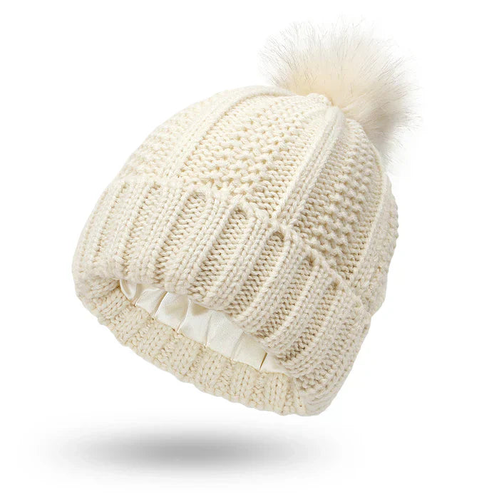 Chloe – Gorro de punto suave con pompón para mujer