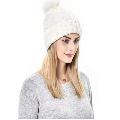 Chloe – Gorro de punto suave con pompón para mujer