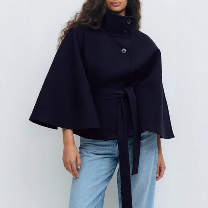 Adriana - Capa corta de mujer con cinturón y cuello alto