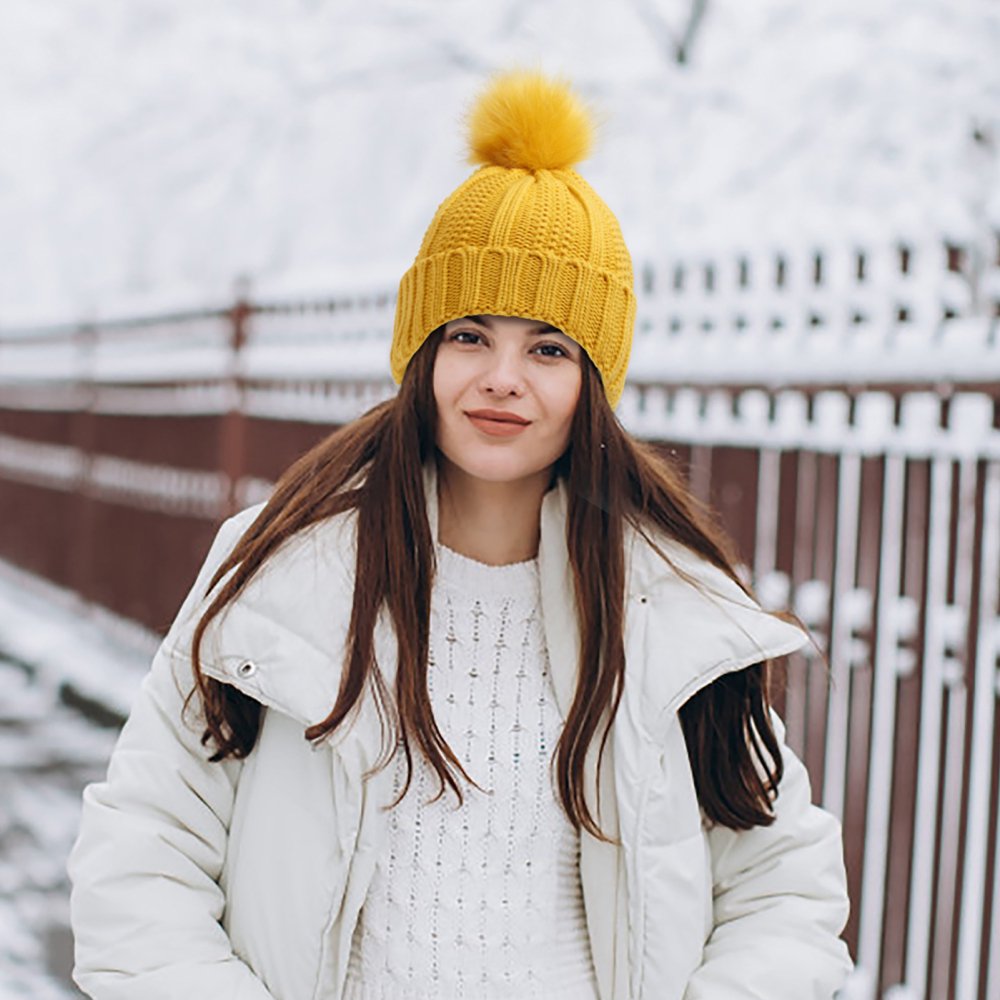 Chloe – Gorro de punto suave con pompón para mujer