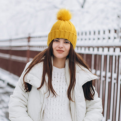 Chloe – Gorro de punto suave con pompón para mujer
