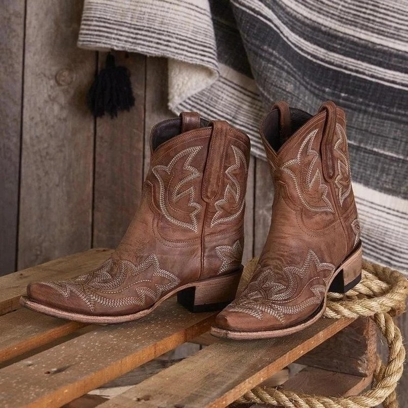 Sierra – Botines vaqueros turquesa con bordado artesanal