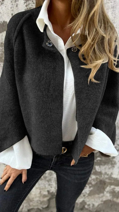 Eva – Chaqueta Corta de Lana con Botones Decorativos para Mujer