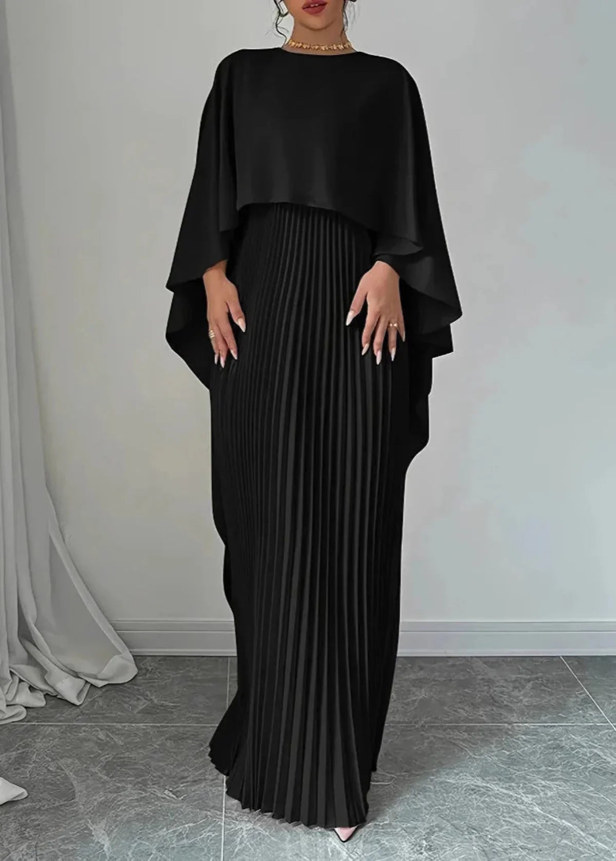 Ariadna – Vestido de gala plisado con capa fluida para mujer