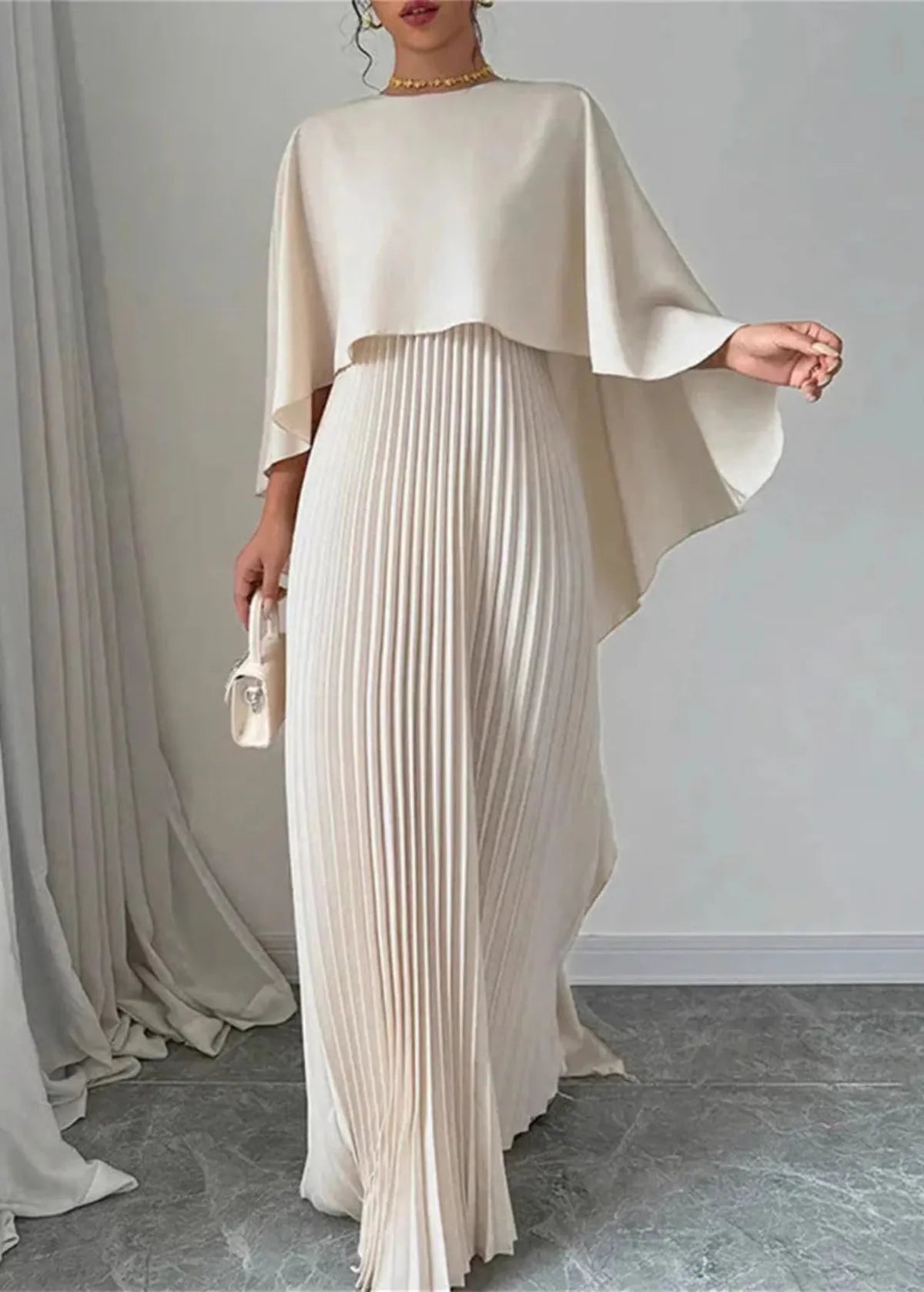 Ariadna – Vestido de gala plisado con capa fluida para mujer