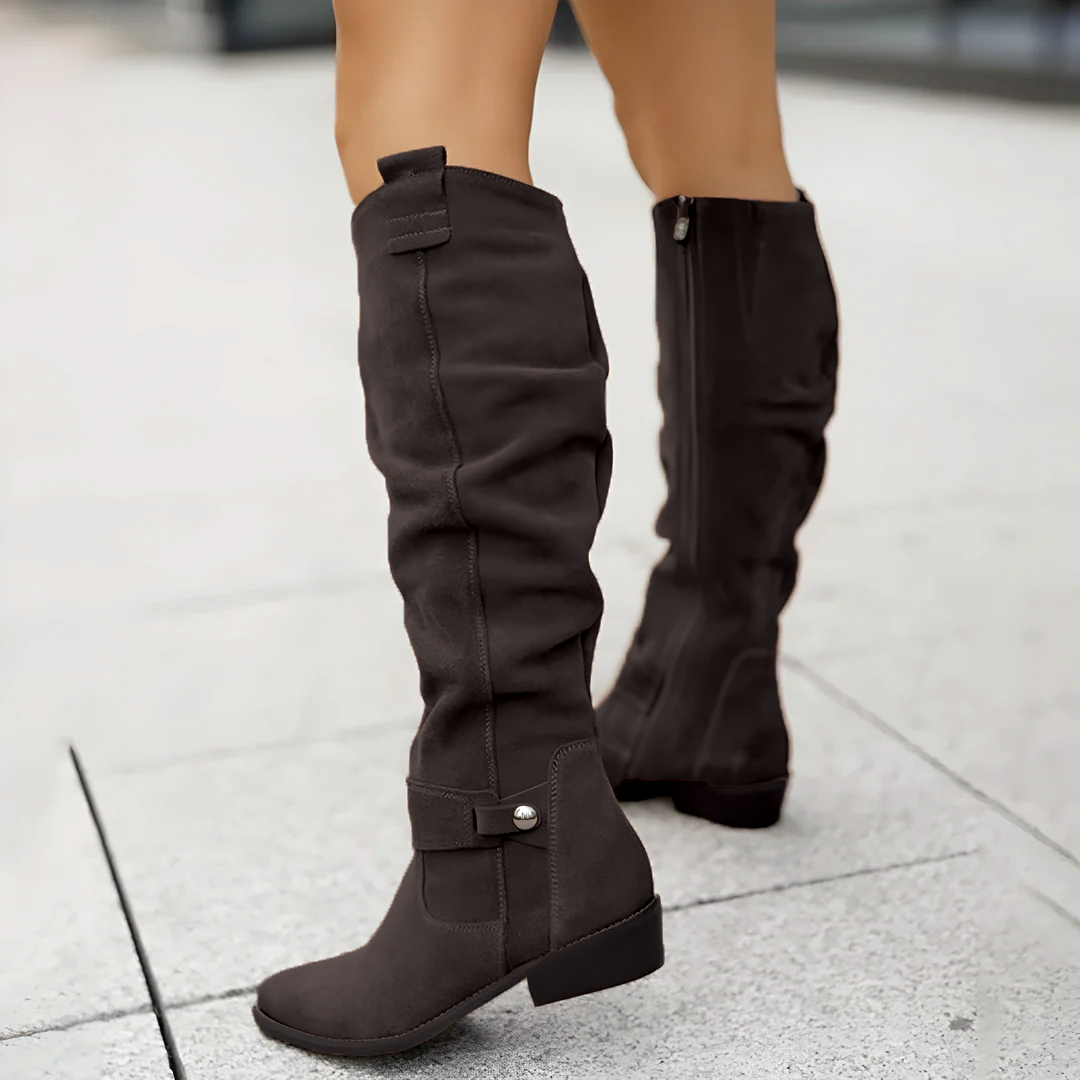 Camila – Botas Altas de Ante con Tacón Plano para Mujer