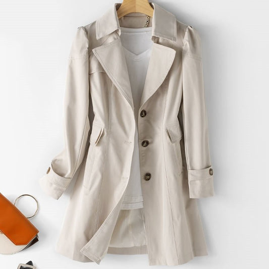 Rückansicht eines khakifarbenen Trenchcoats, der auf einem Kleiderbügel hängt, mit taillierter Taille und Knopfdetails an den Ärmeln.