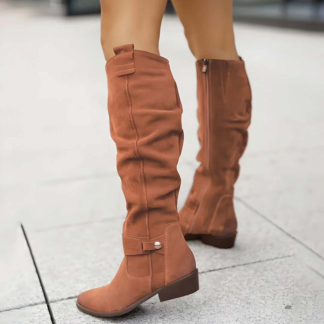 Camila – Botas Altas de Ante con Tacón Plano para Mujer