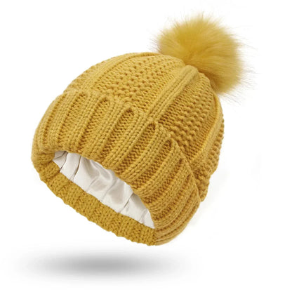 Sofía – Gorro de punto con pompón y forro satinado