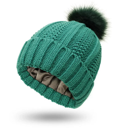 Sofía – Gorro de punto con pompón y forro satinado