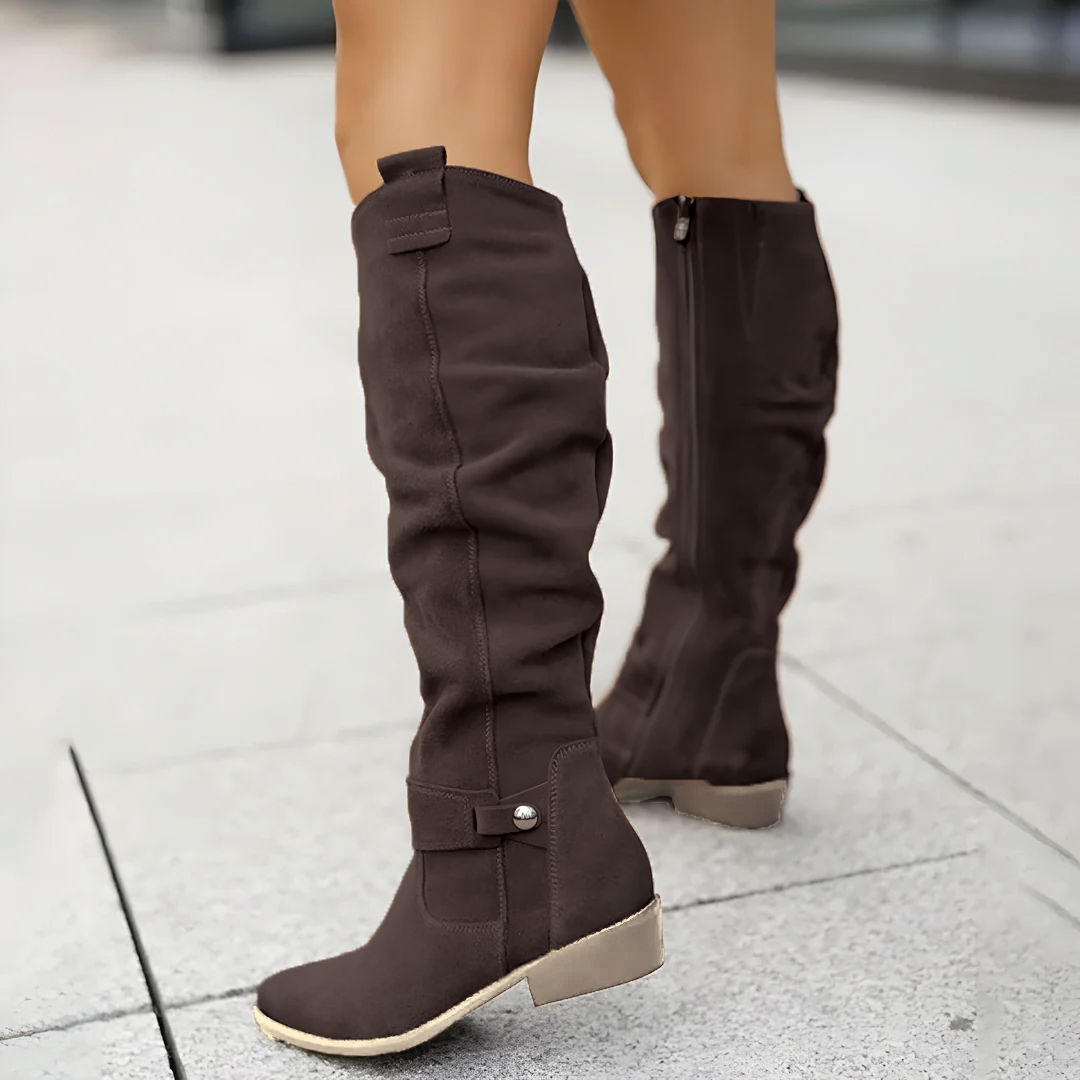 Camila – Botas Altas de Ante con Tacón Plano para Mujer