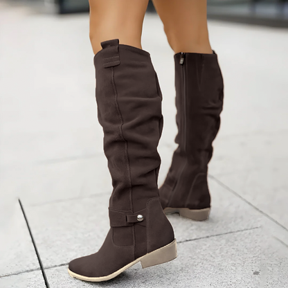 Camila – Botas Altas de Ante con Tacón Plano para Mujer