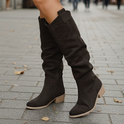 Camila – Botas Altas de Ante con Tacón Plano para Mujer