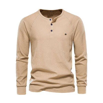 Hvit langermet henley-genser for menn med tre knapper, laget av mykt bomullsmateriale. Perfekt for casual og stilige antrekk.